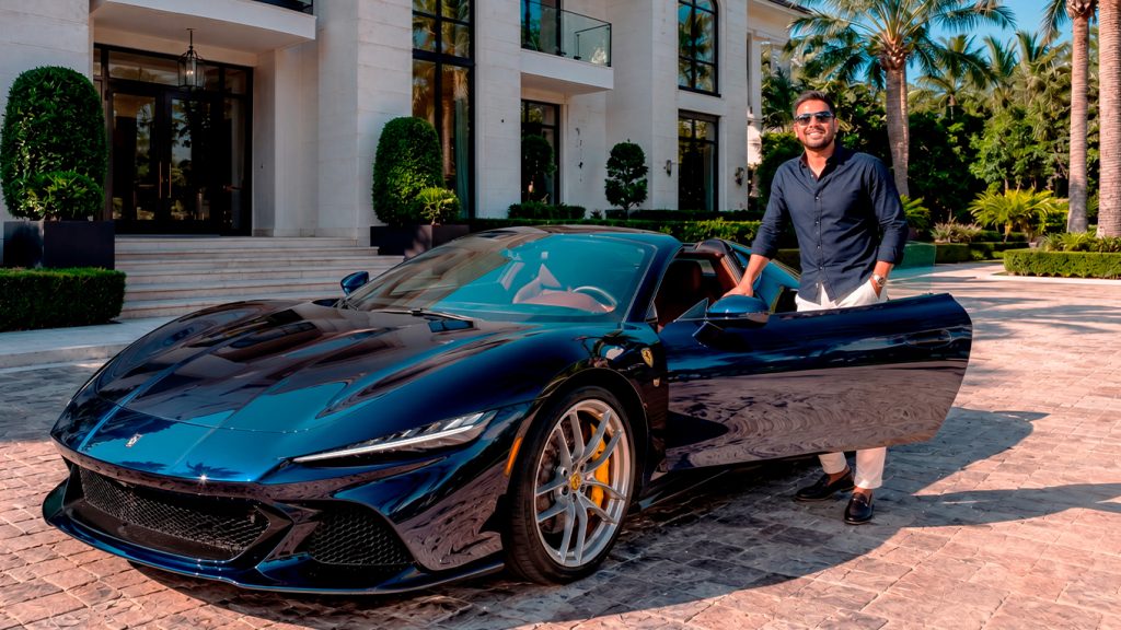 hombre junto a carro deportivo como símbolo de premio y sueños tras la prima de Colombia