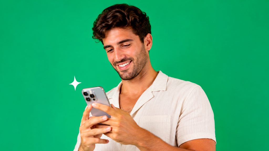 Hombre consultando en el celular cómo escanear una fracción de lotería.