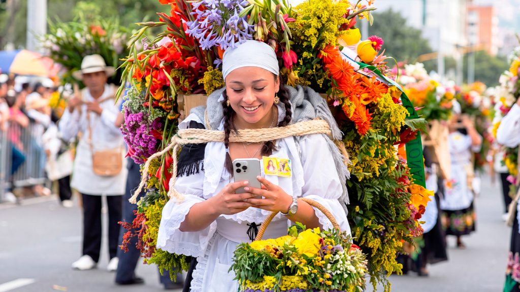 Silletera de la Feria de las Flores consulta su celular antes del Extra de Colombia 2026