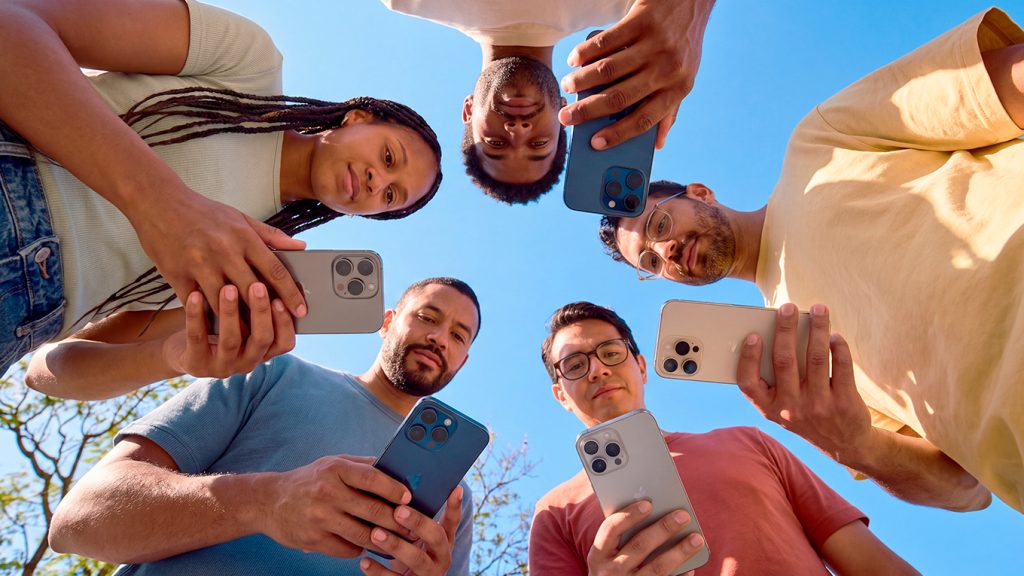 Grupo de amigos reunidos mientras deciden qué lotería elegir