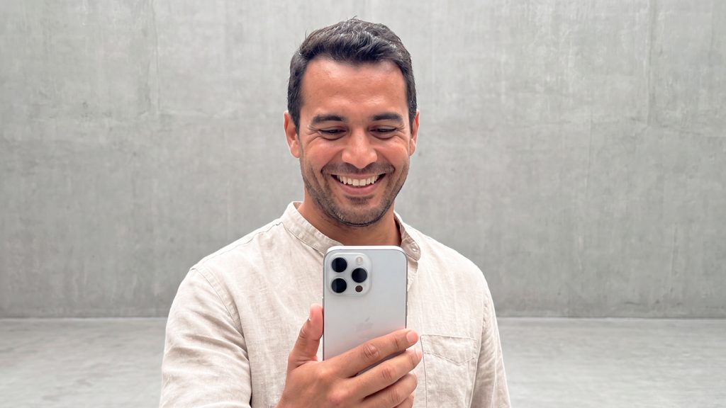 Hombre consultando cómo encontrar tus números de la suerte en su celular